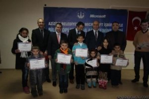 microsoft_gorsel_bilgitoplumundaaileseminerleri 1331022678 microsoft gorsel bilgitoplumundaaileseminerleri 300x200 Microsoft Türkiye’den Erzurum’a Eğitim Çıkarması Resim