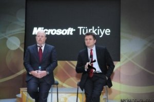 1331139644_KevinTurner_TamerOzmen__2_ 1331139644 KevinTurner TamerOzmen 2 300x200 Turner’ın Avrupa Turunun Önemli Durağı İstanbul! Resim